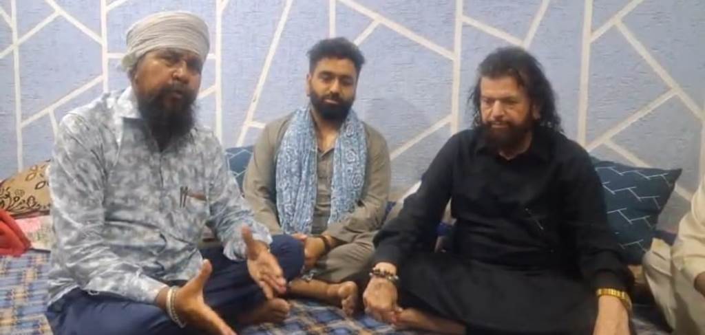 Hans Raj Hans Pays Obeisance at Darbar Bapu Ganga Das Ji Mahilpur